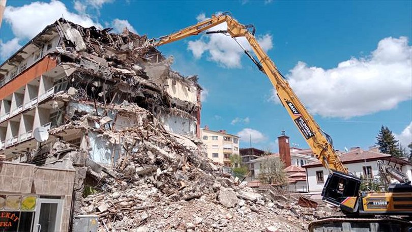 Bolu’da risk oluşturan atıl otel yıkılıyor