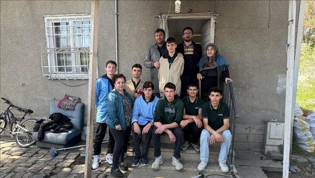 Erzincan’da meslek liseliler iyilik mesaisiyle yaşlıların ve ihtiyaç sahiplerinin evlerini onarıyor