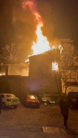 Bursa’da 2 katlı tarihi bina alevlere teslim oldu