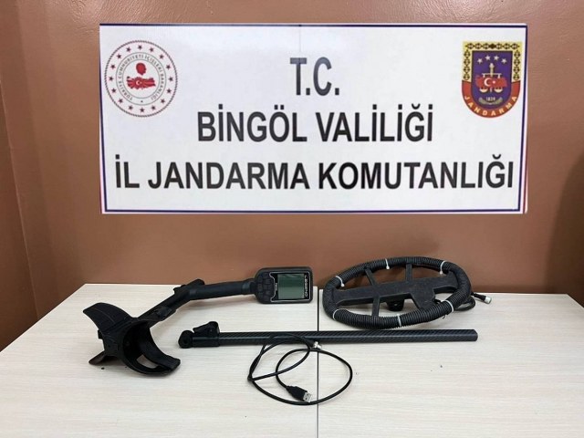 Dedektör ile define ararken yakalandı