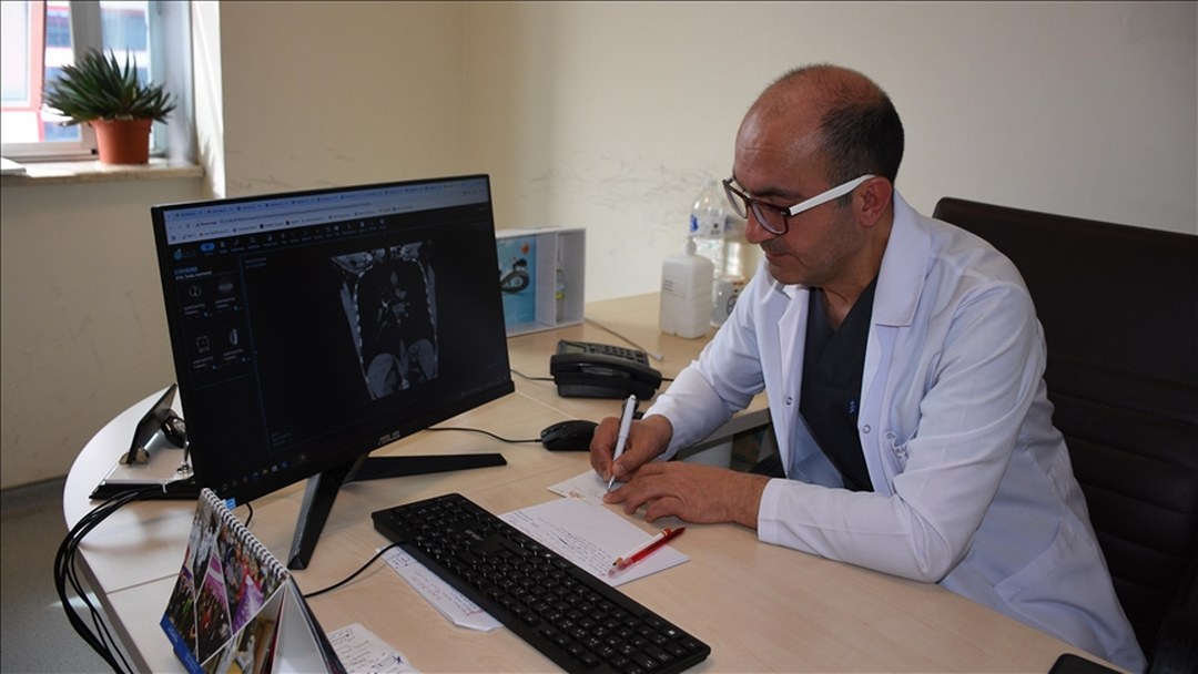 İki dudağının arasında tutarken yuttuğu metal pul akciğerinden çıktı