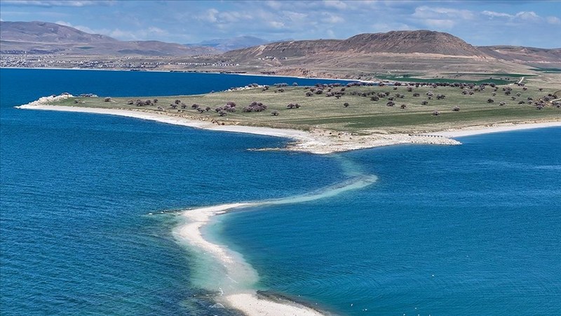 Van Gölü çekildikçe Çarpanak Adası’na giden antik yol ortaya çıkıyor