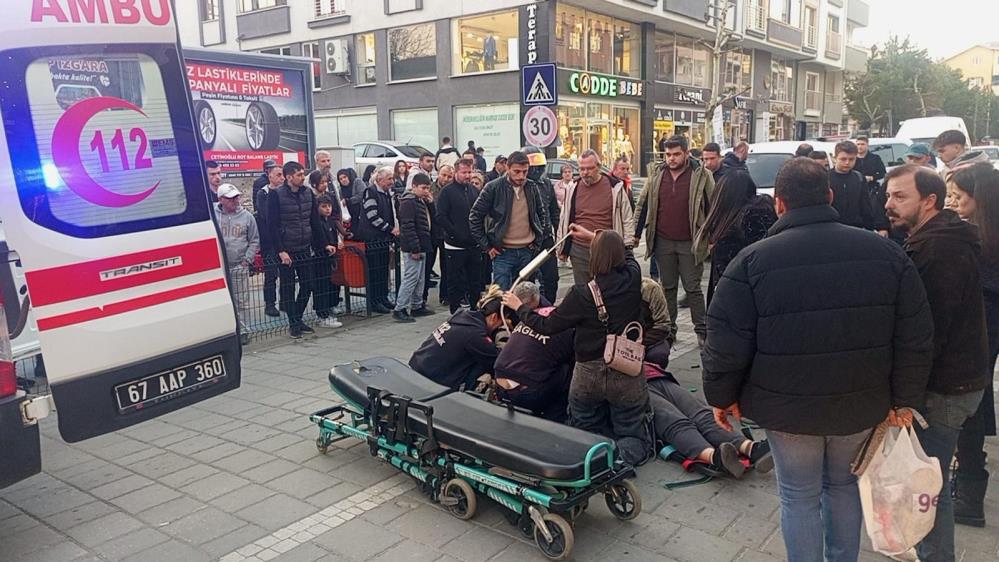 Yaya geçidinde motosikletin çarptığı kadın ağır yaralandı
