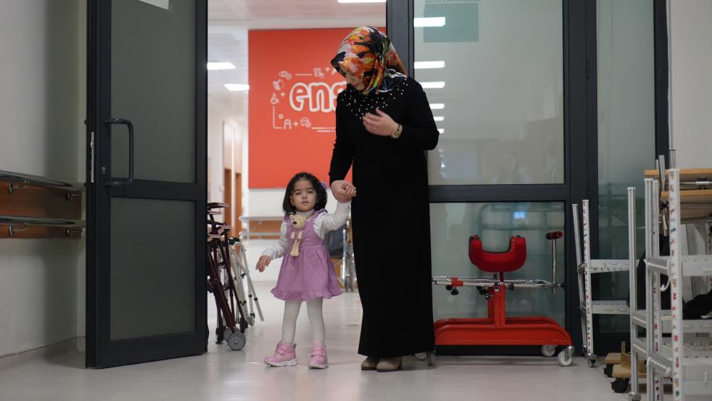 Yürüyemez dediler, ilk adımlarını engelsiz attı