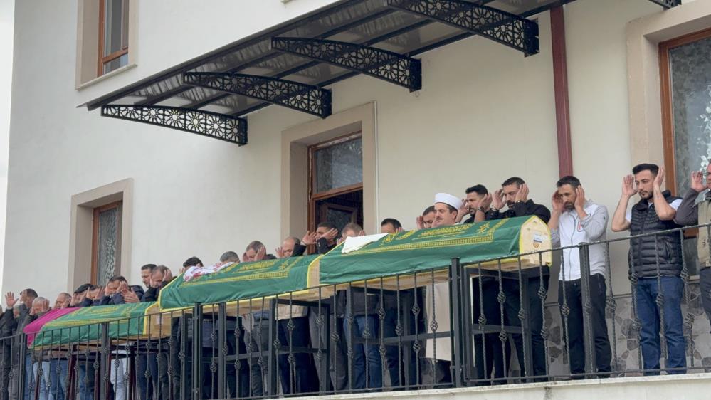 Bayram tatilinden dönen öğretmen aile son yolculuğuna uğurlandı