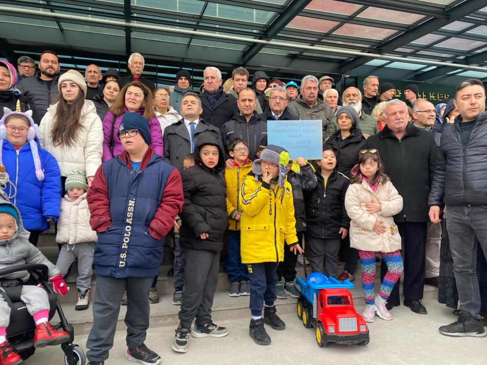 Down sendromlu çocuğun oyun alanına alınmadığı AVM protesto edildi