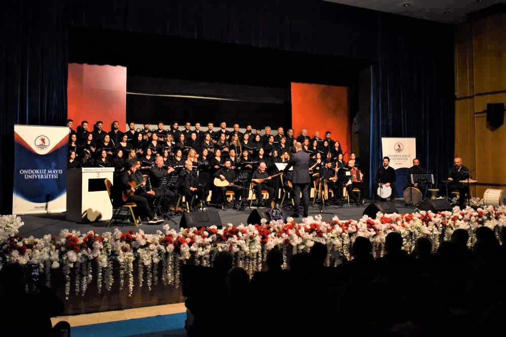 Akademisyenlerden sahne performansı