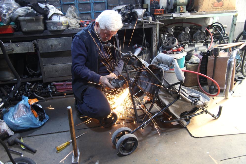 Bebek arabalarını atılmaktan kurtarıyor