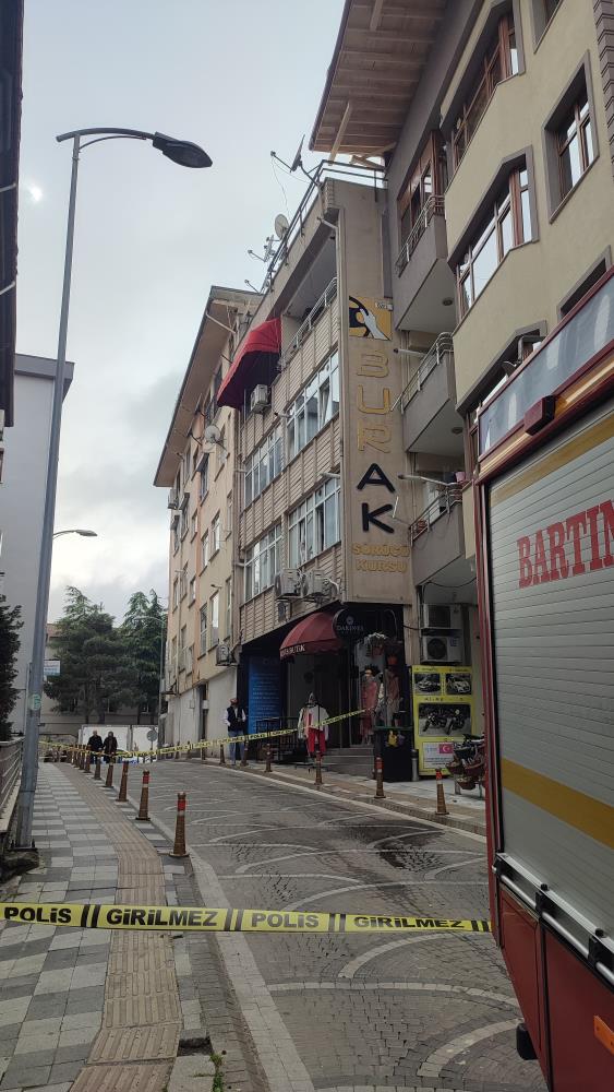 Çatıdan düşen kalaslar paniğe neden oldu
