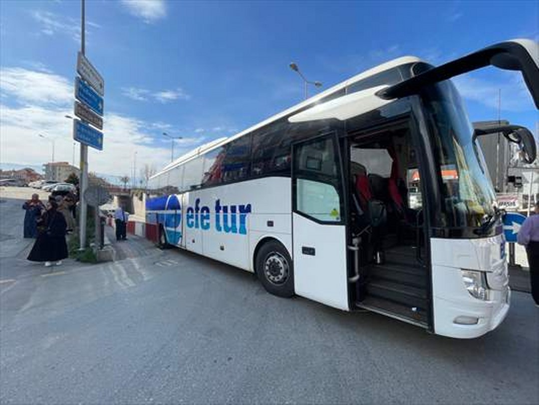 Bolu’da korkuluklara çarpan yolcu otobüsünde hasar oluştu