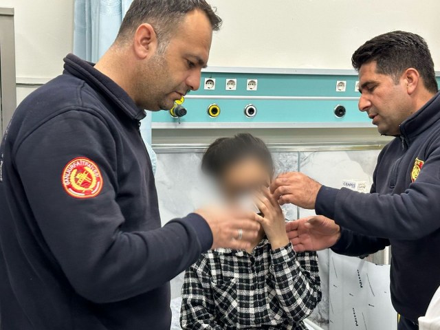 Elbise giyerken gözünü fermuara sıkıştırdı