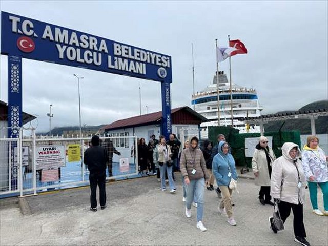 “Astoria Grande” kruvaziyeri 700 Rus yolcusuyla Amasra’ya geldi