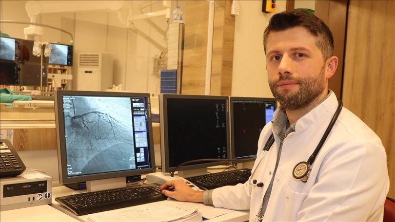 Uzmanından kalp krizi vakalarını sigara ve alkol tüketimini azaltarak önleyebilme önerisi