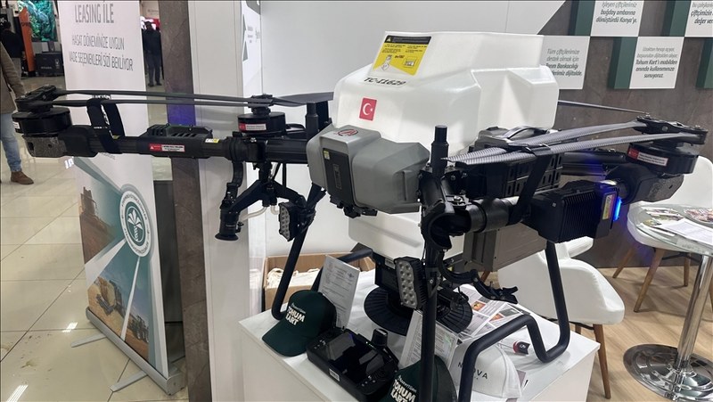 Yerli yazılımla üretilen zirai ilaçlama dronu çiftçinin hayatını kolaylaştırıyor