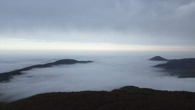 Kastamonu’da sis bulutuyla bütünleşen ormanlar havadan görüntülendi
