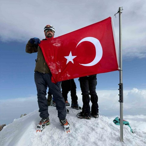 Elazığlı dağcı, karla kaplı Erciyes Dağı’nın zirvesine 13 saatte tırmandı