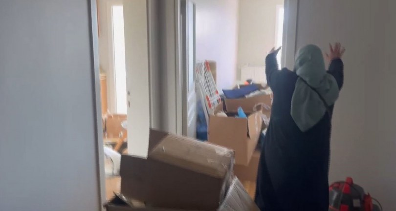 Depreme yeni taşındığı evinde yakalandı, böyle savruldu