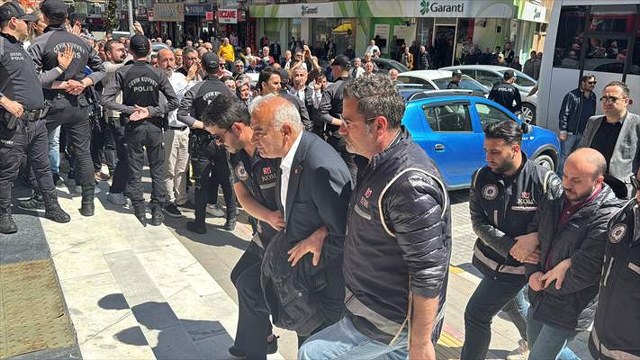 Devrek Belediyesi’nde “usulsüzlük yapıldığı” iddiasıyla gözaltına alınan 10 zanlı adliyede