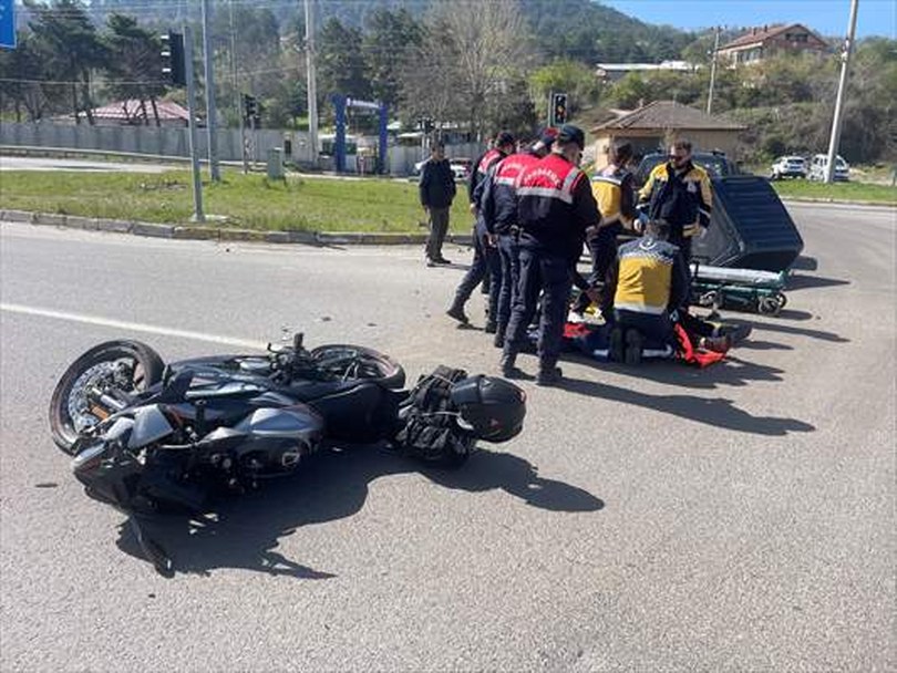 Bolu’da hafif ticari araçla çarpışan motosikletin sürücüsü yaralandı