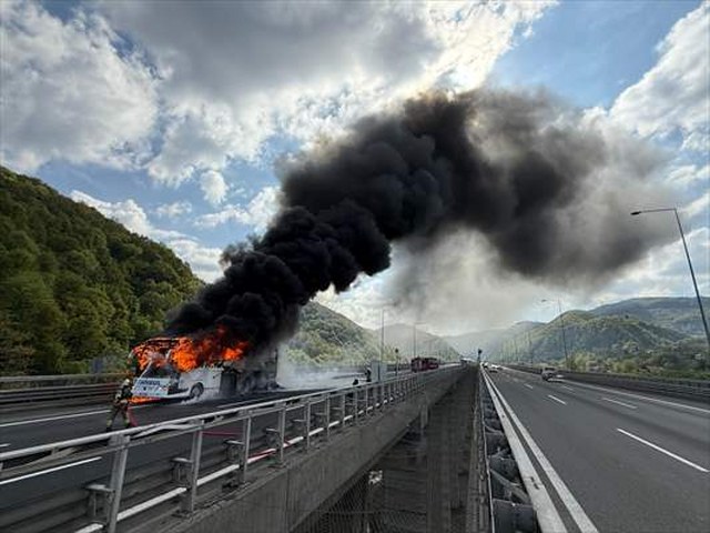 Anadolu Otoyolu’nun Düzce kesiminde seyir halindeki otobüste çıkan yangın söndürüldü