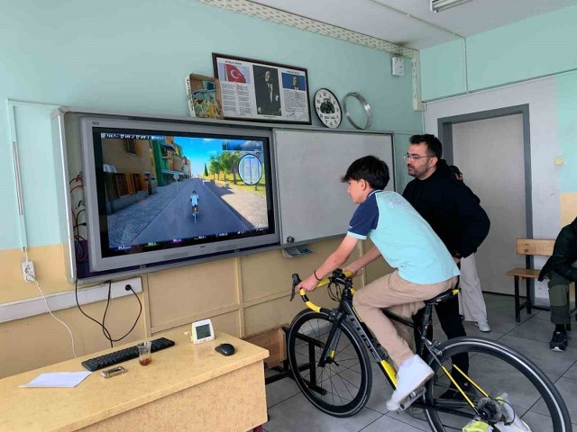 Öğrenciler bisiklet simülasyonuyla sanal ortamda pedal çevirdiler