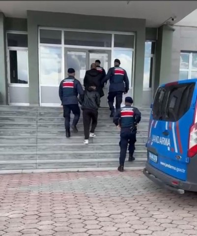 Sivas’ta göçmen kaçakçıları yakayı ele verdi