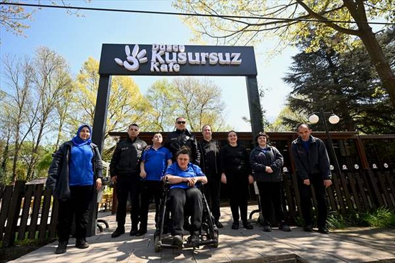 Düzce’de kavga ihbarına gelen polislere özel bireylerden pastalı sürpriz