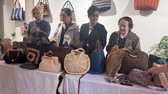 İnternetten hasır çanta yapımını öğrenip dükkan açtı