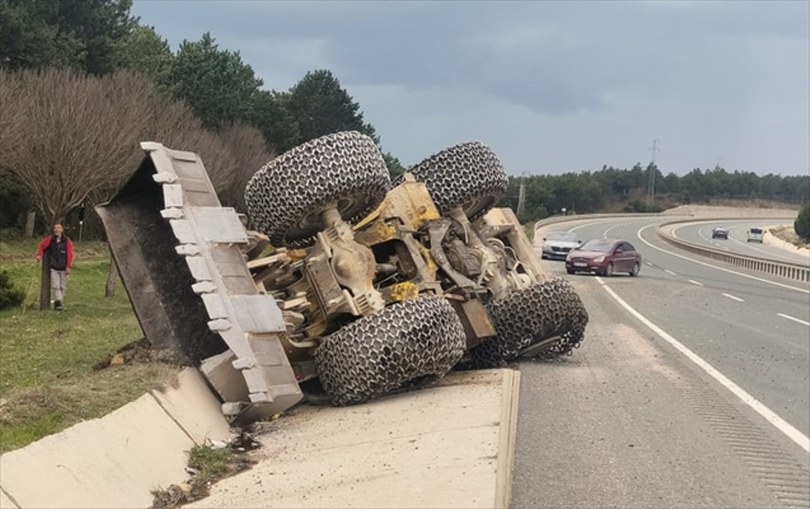 Kastamonu’da tırın üzerindeki iş makinesi yol kenarına devrildi