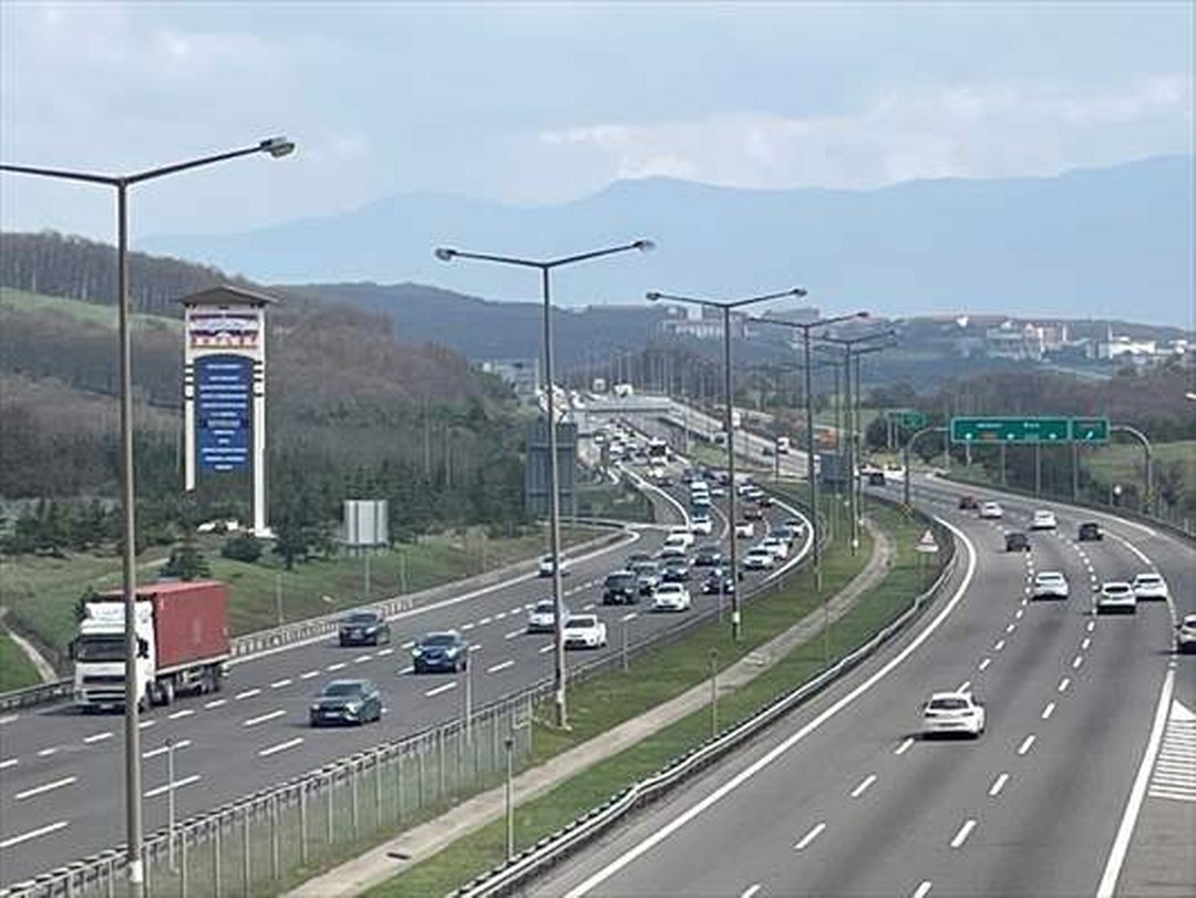 Anadolu Otoyolu’nda dönüş yoğunluğu devam ediyor
