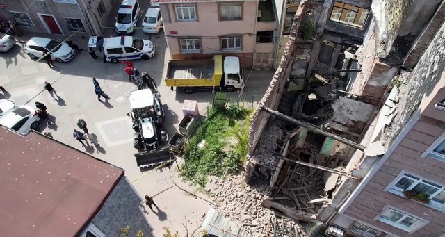 Fatih’te depremde hasar alan metruk bina yıkıldı