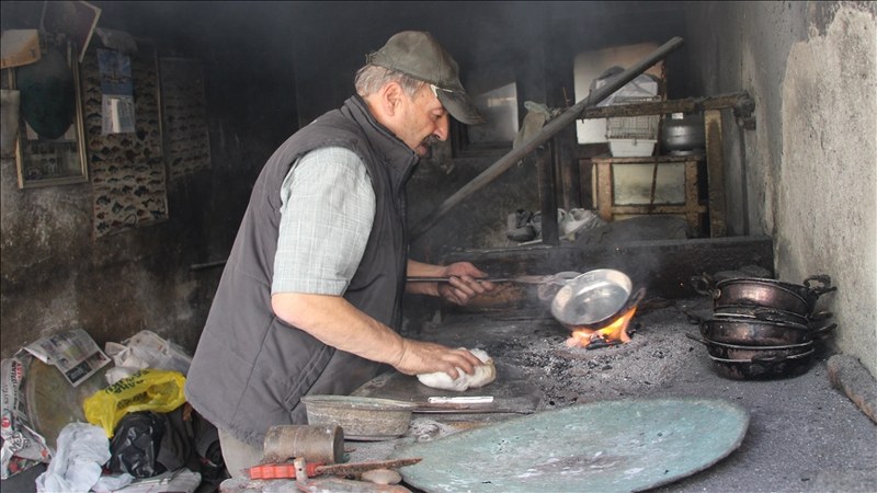 Baba mesleği kalaycılığı yarım asrı aşkındır aynı dükkanda sürdürüyor