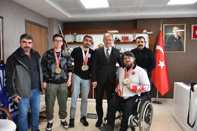 Çakmur bilek şampiyonlarını kutladı