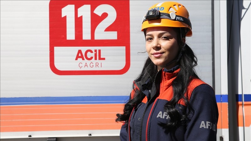 17 Ağustos depreminde ailesinin bagajda güvende tutmaya çalıştığı Aslı, AFAD personeli oldu