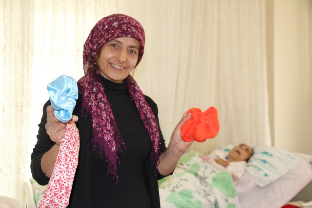 Yatağa bağlı annesine bakmak için belediyedeki işini bırakan kadın, diktiği tokalarla geçimini sağlıyor