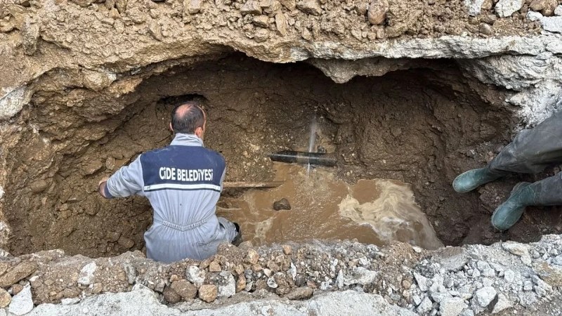 Cide’de su ve kanalizasyon şebekelerinde bakım onarım çalışması sürüyor