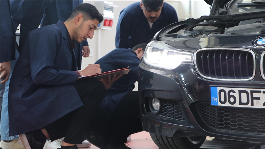 Üniversiteliler oto eksperliğini teorik ve pratik eğitimle öğreniyor