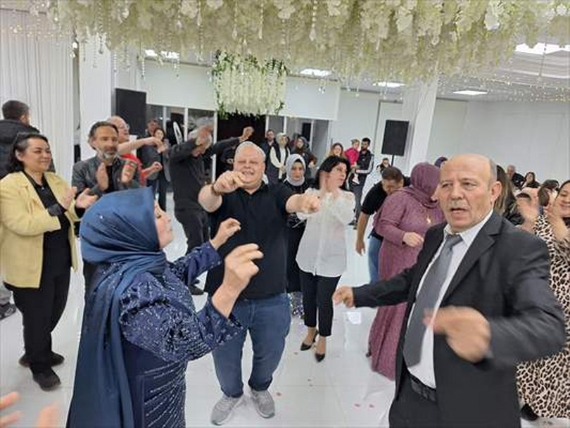 Zonguldaklı çift aileye dikkati çekmek için 40. evlilik yıl dönümlerini düğünle kutladı