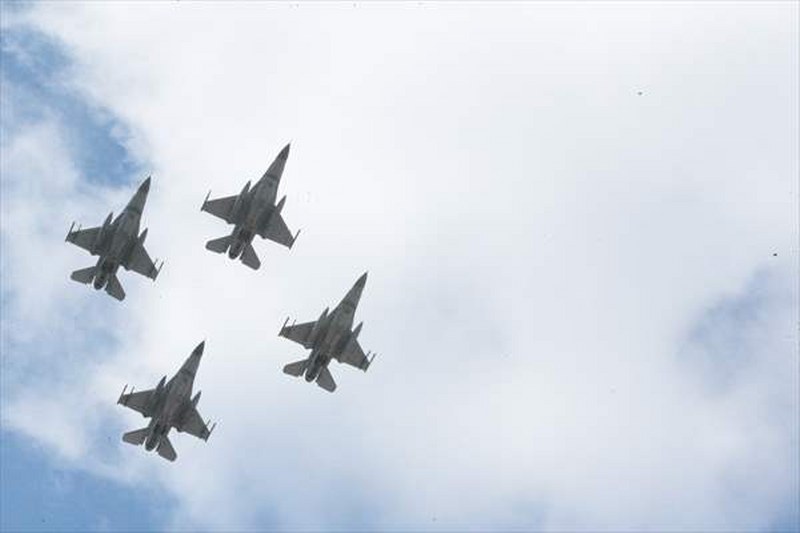 Bolu semalarında Şehitler Haftası dolayısıyla “saygı uçuşu” gerçekleştirildi