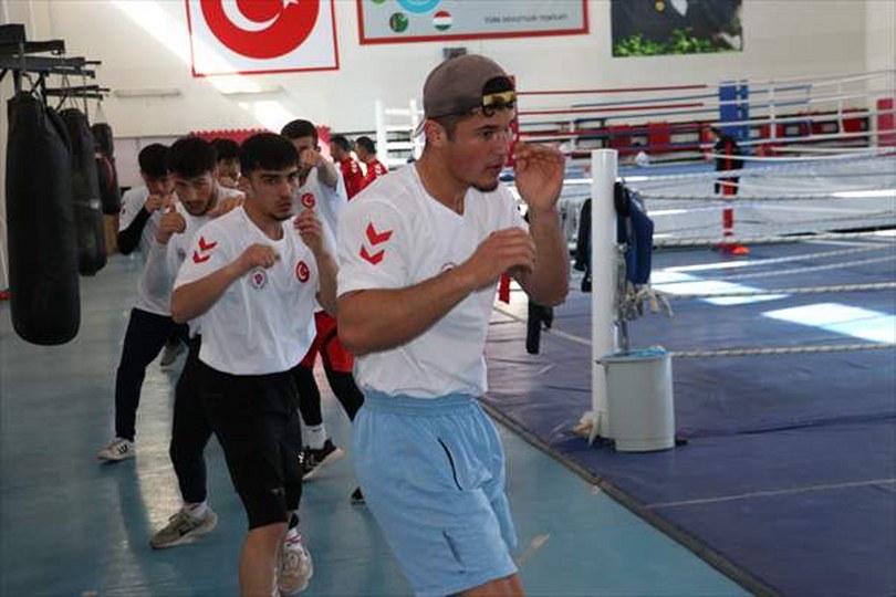Demir döverek organizasyonlara hazırlanan milli boksörün hedefi dünya şampiyonluğu