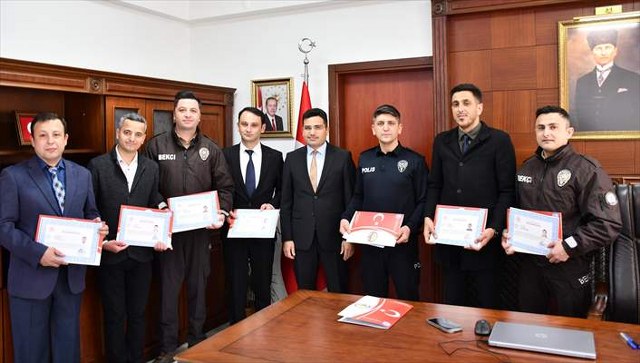 Zonguldak’ta uyuşturucuyla mücadelede başarı gösteren emniyet personeli onurlandırdı