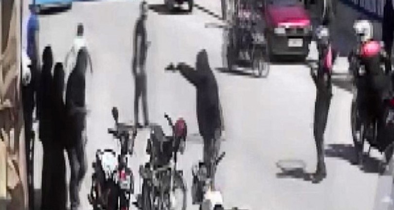 Polisin silahlı şahsa kahramanca müdahalesi kamerada