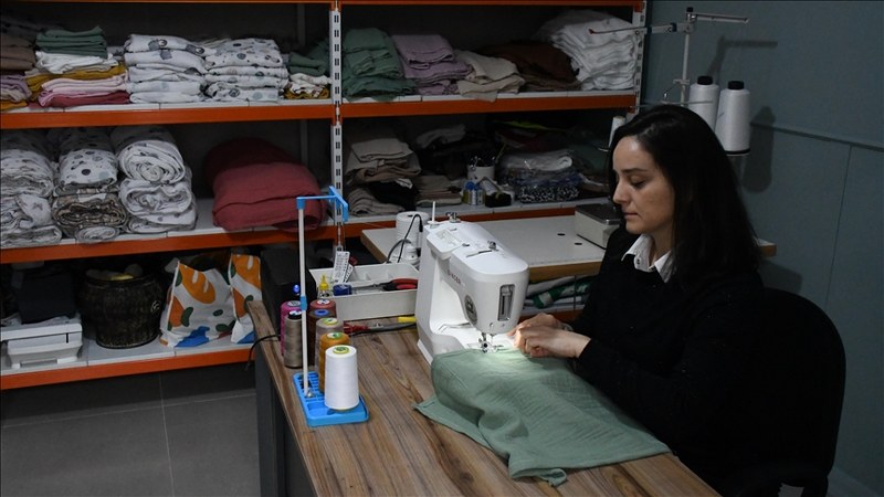 Dikiş kursunda aldığı eğitimle evinde atölye kurdu