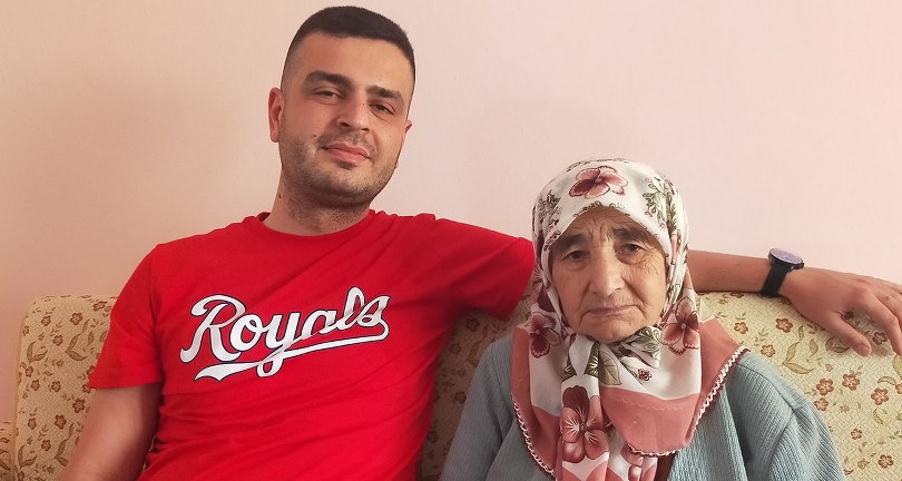 Yaşlı kadını tuzağa düşürüp 750 bin lira değerindeki altınlarını çaldılar