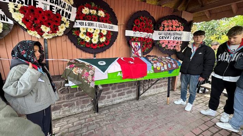 Kuzey Marmara Otoyolu’nda tıra çarpan otomobilde ölen öğretmen Zonguldak’ta defnedildi