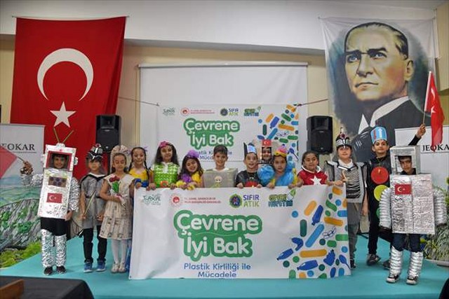 Kastamonu’da öğrenciler atık malzemelerden hazırladıkları kıyafetlerle defile yaptı