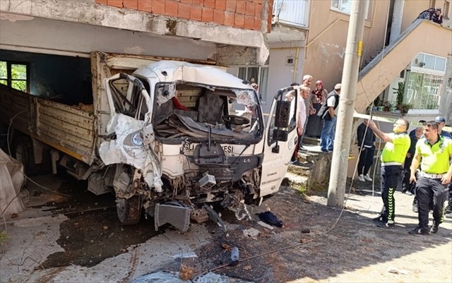 Zonguldak’ta freni arızalanan kamyonet garaja çarptı, 2 kişi yaralandı