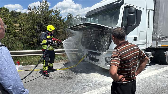 Anadolu Otoyolu’nun Bolu kesiminde seyir halindeki tır yandı