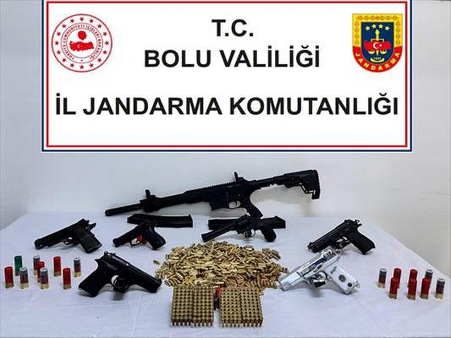Bolu’da ruhsatsız silahların bulunmasına ilişkin 4 zanlıya gözaltı