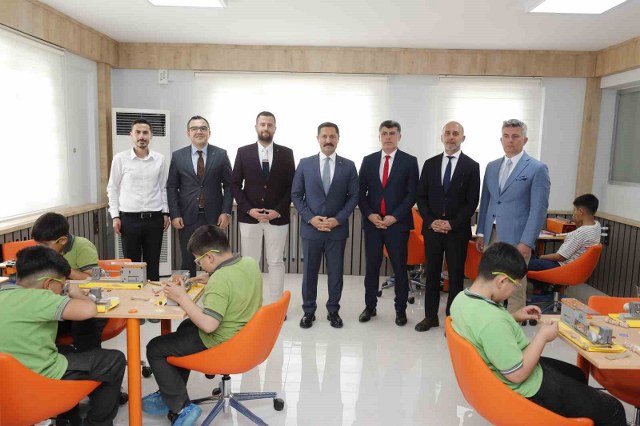 Depremzede çocuklara umut olacak M2 STEAM merkezinin açılışı gerçekleştirildi